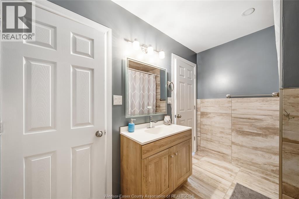 884 JOS JANISSE AVENUE - 24