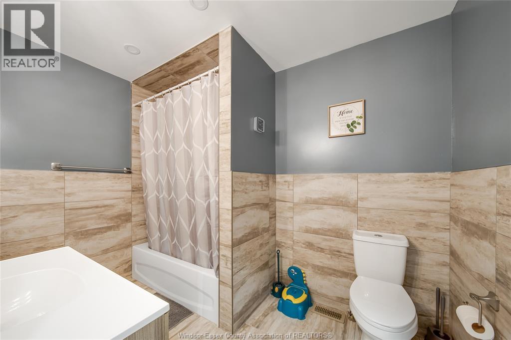 884 JOS JANISSE AVENUE - 25