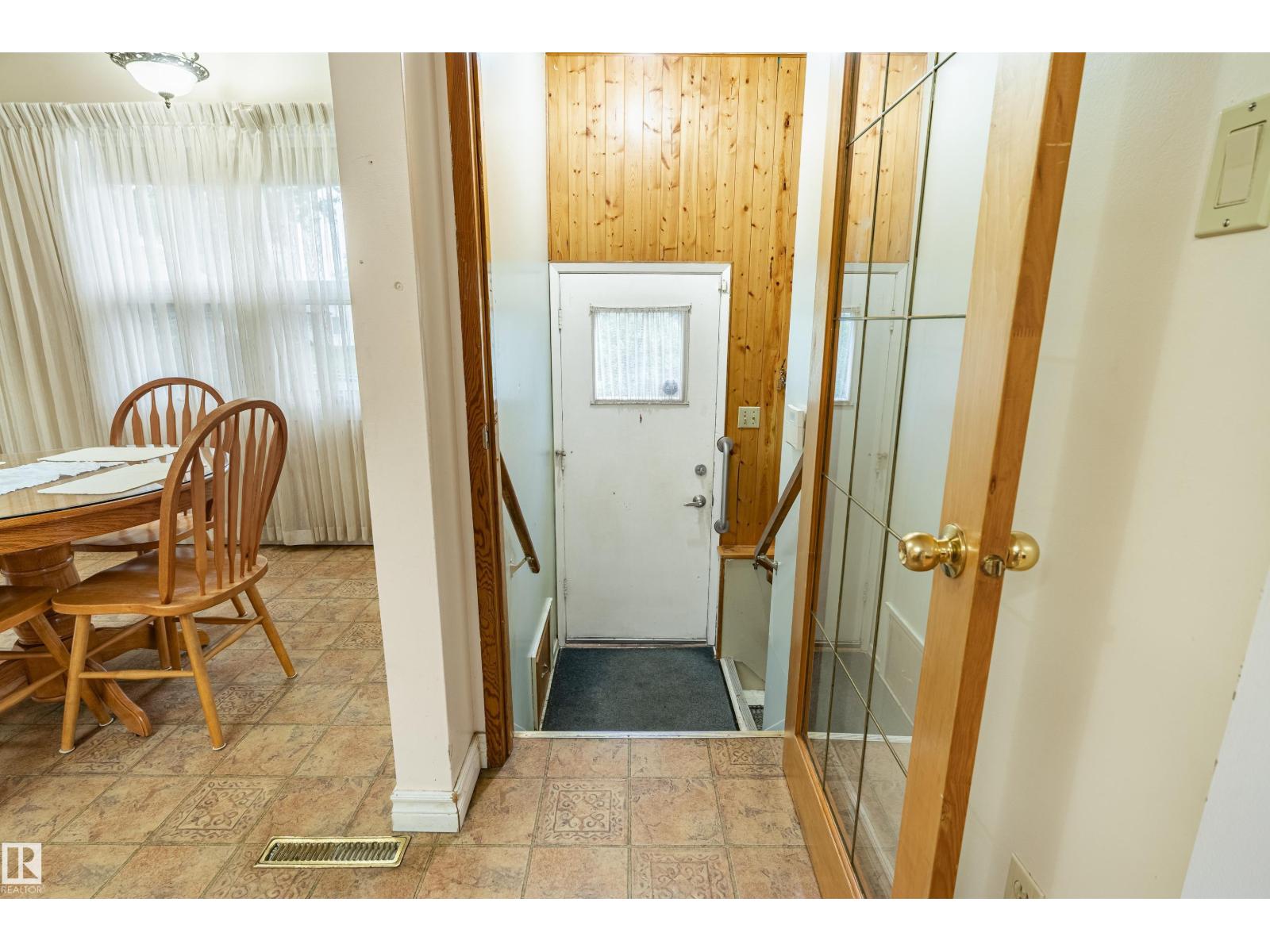 9011 60 ST NW - 32