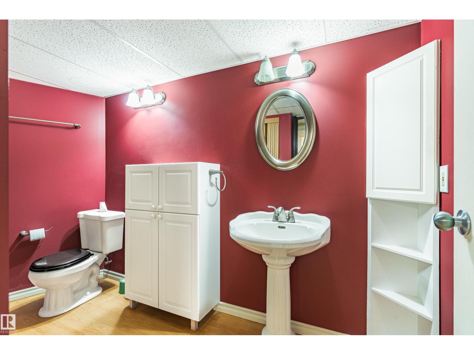 9011 60 ST NW - 40