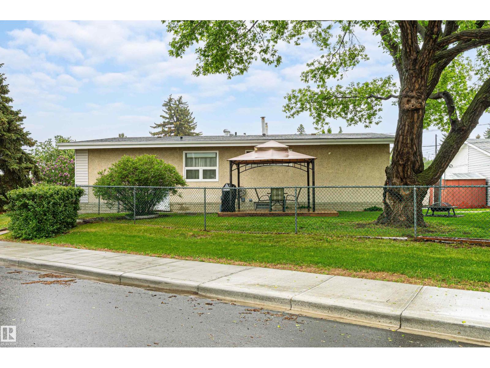 9011 60 ST NW - 45