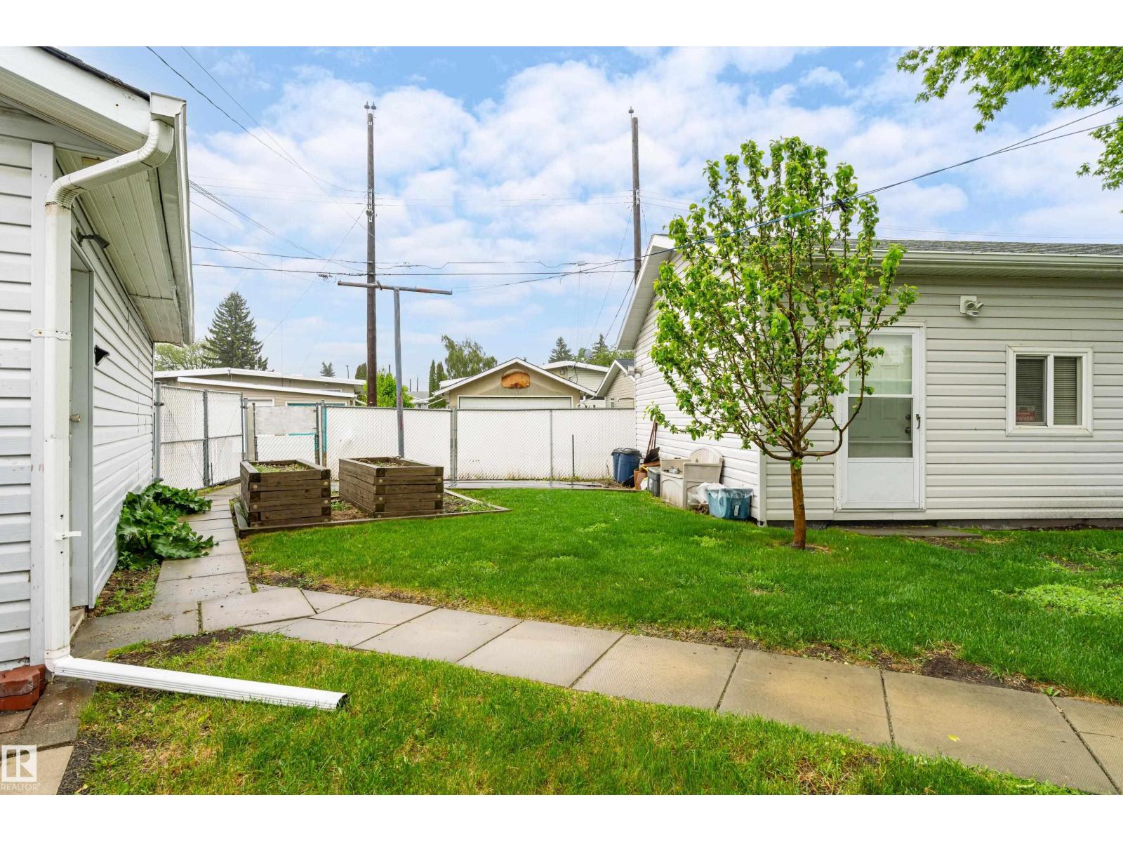 9011 60 ST NW - 52
