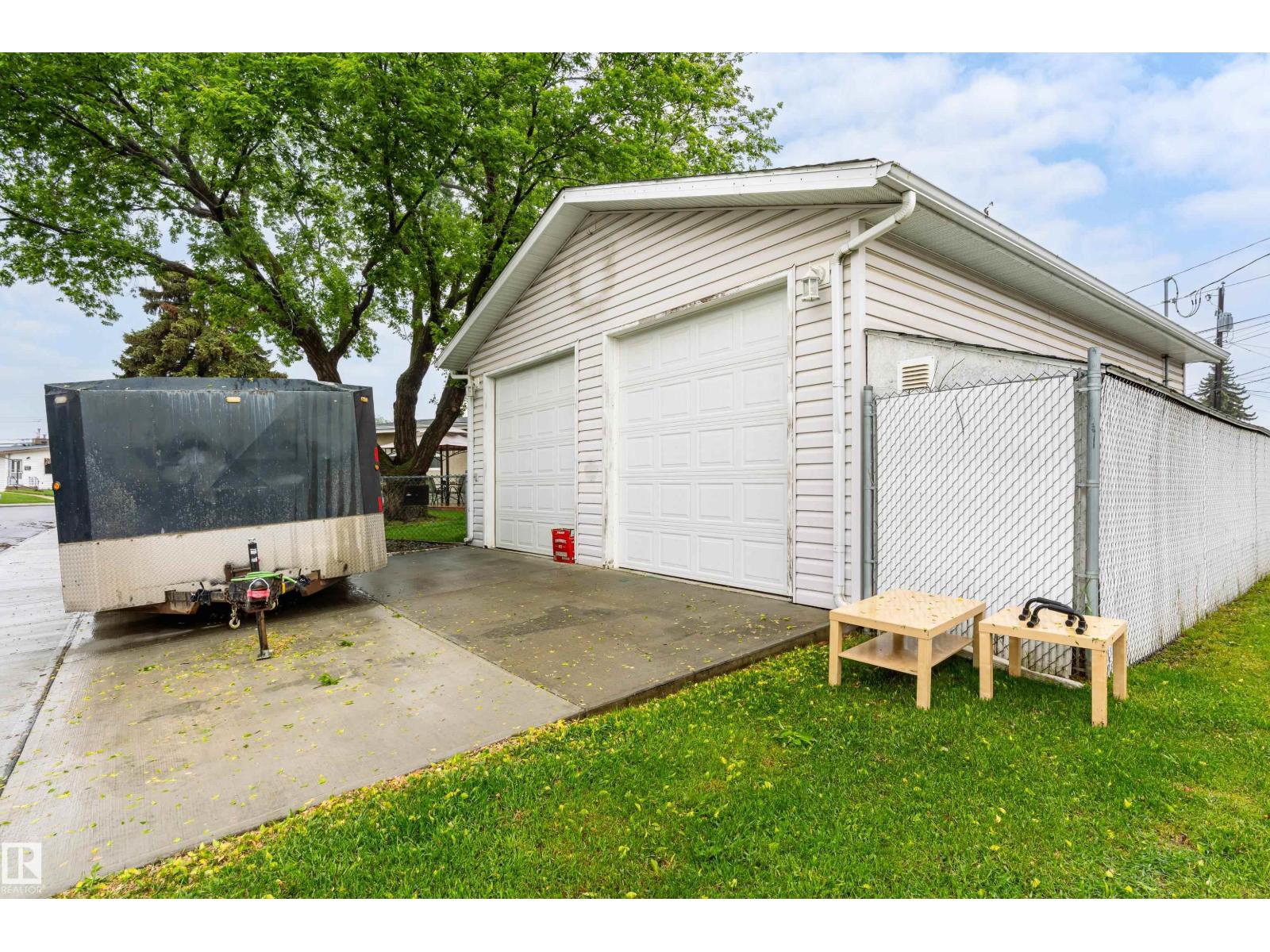 9011 60 ST NW - 54