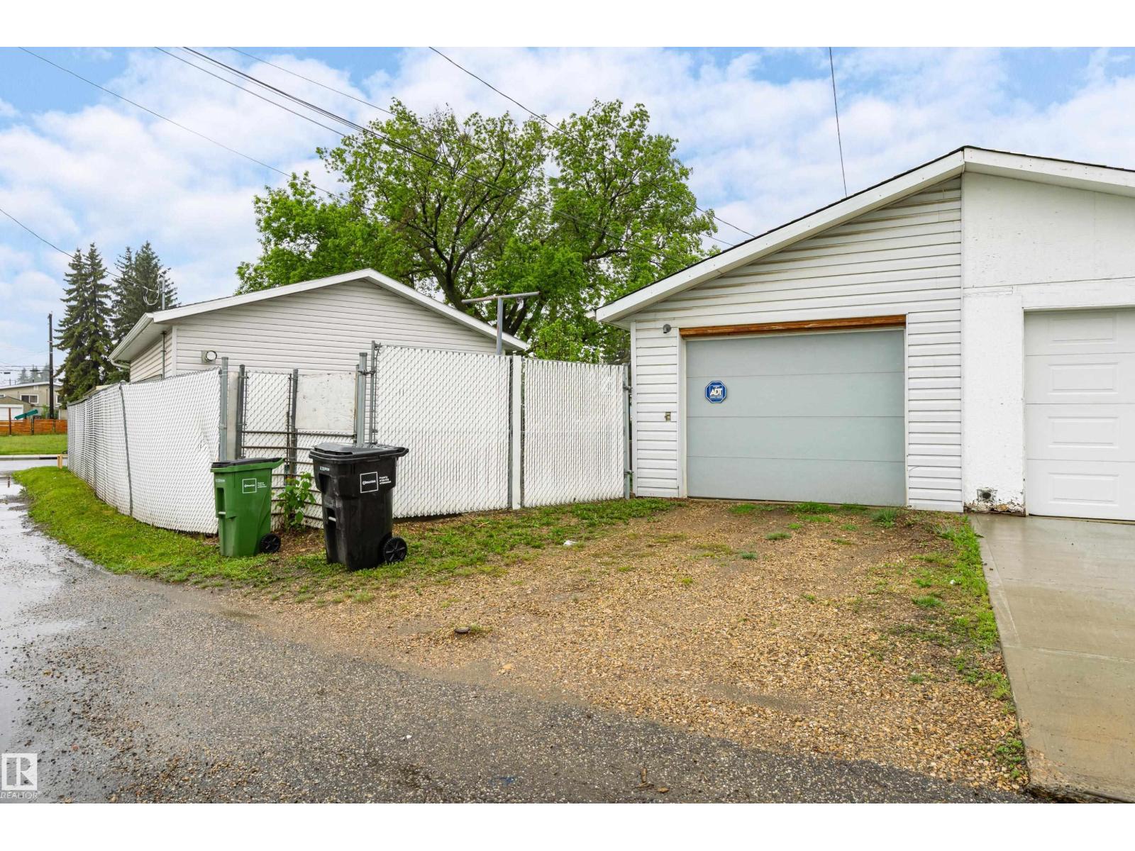 9011 60 ST NW - 55