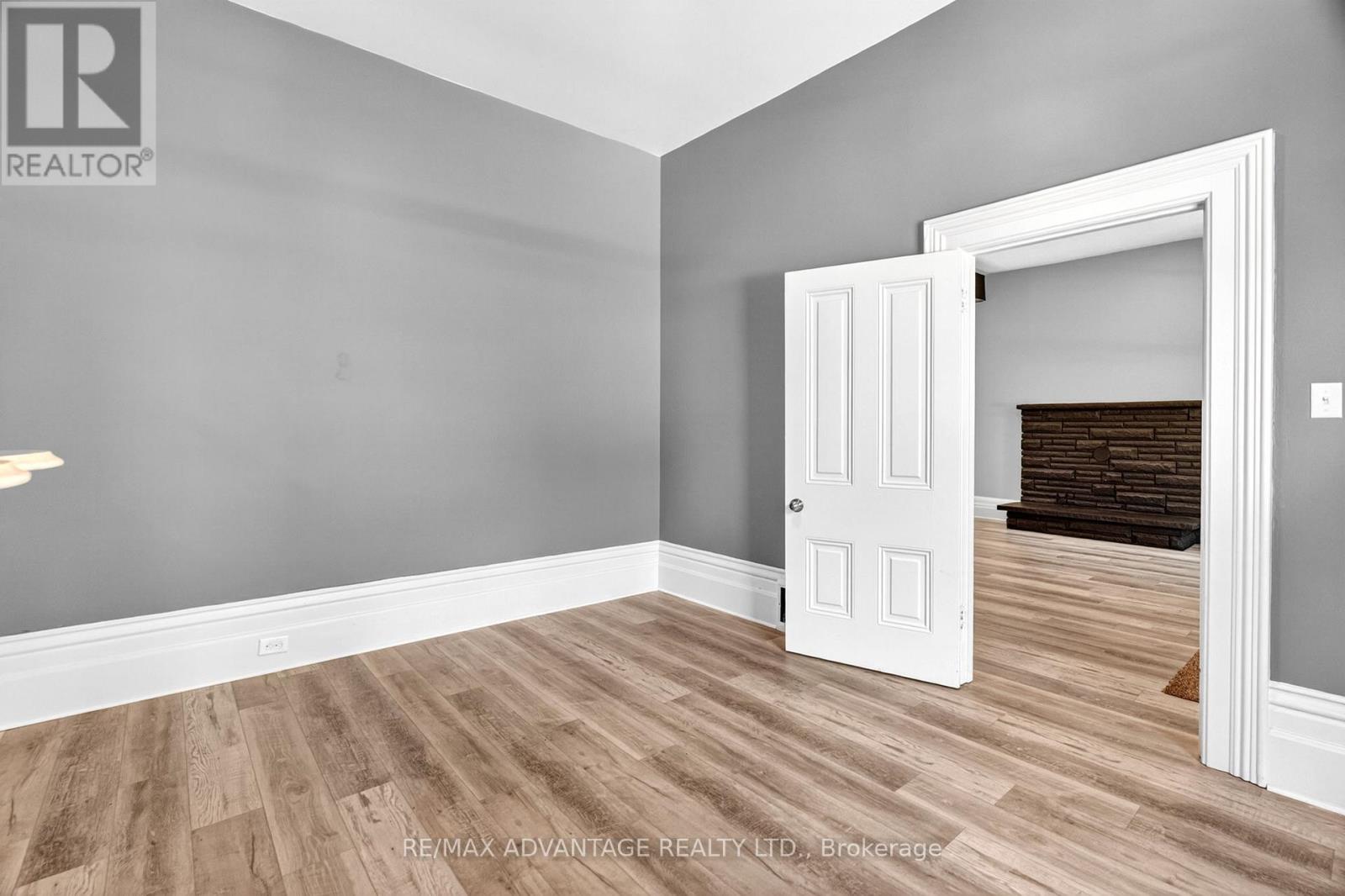 523 DUFFERIN AVENUE - 17