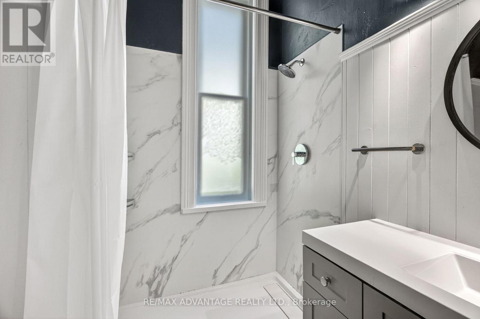 523 DUFFERIN AVENUE - 24