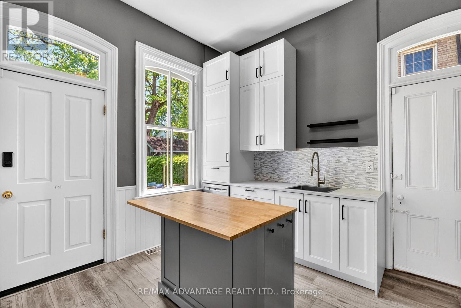 523 DUFFERIN AVENUE - 28