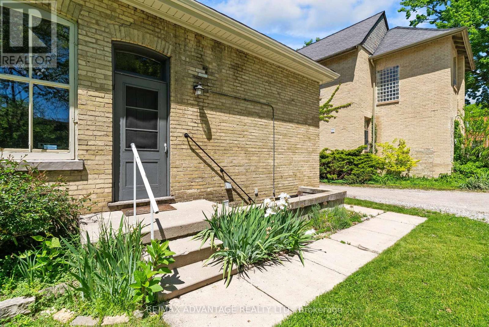 523 DUFFERIN AVENUE - 35