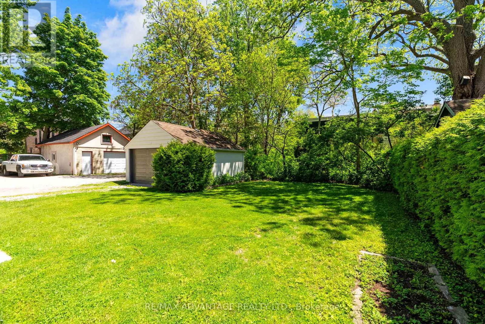 523 DUFFERIN AVENUE - 38