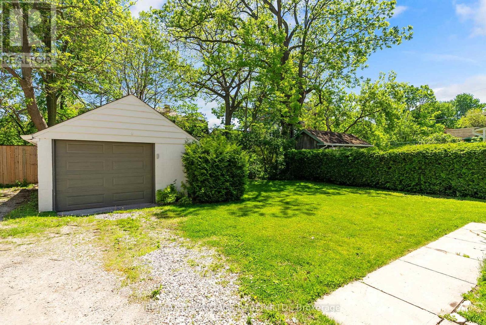 523 DUFFERIN AVENUE - 39