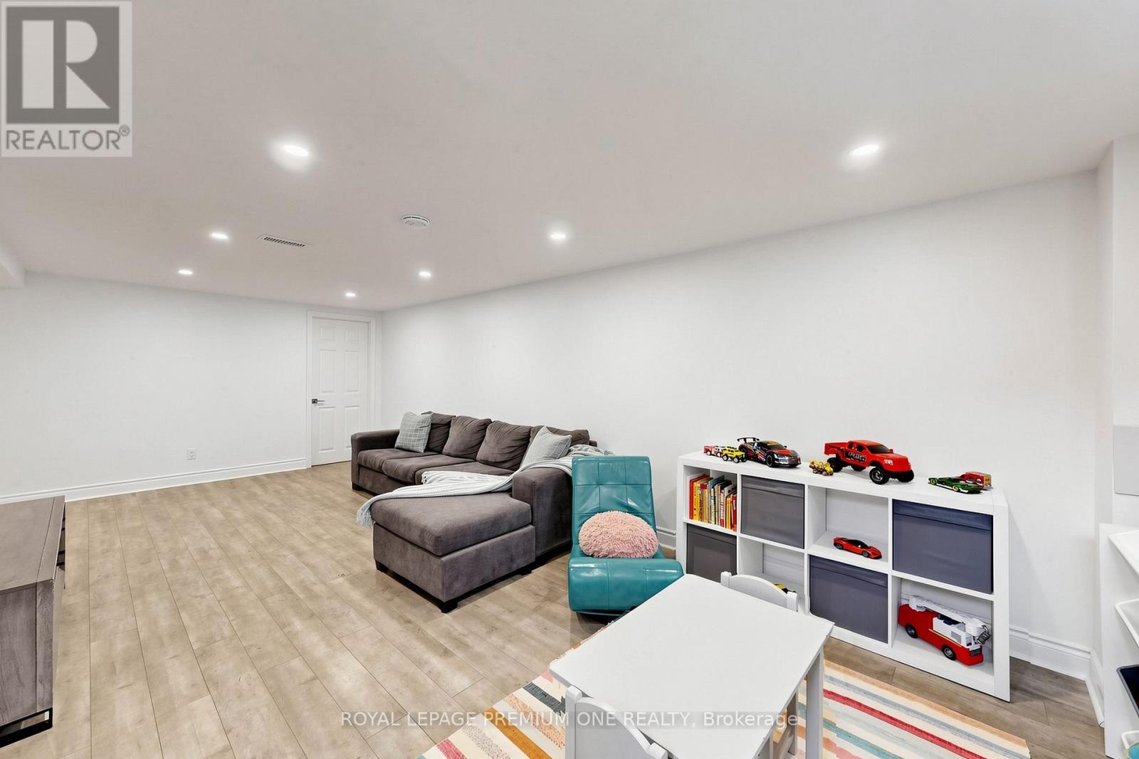 72 THORNTON AVENUE - 27