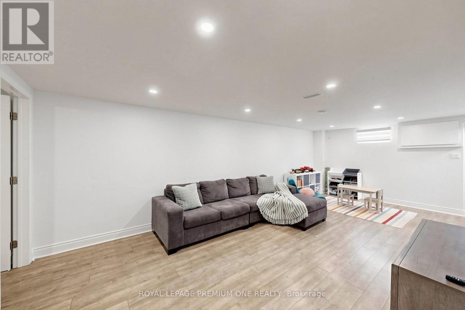 72 THORNTON AVENUE - 28