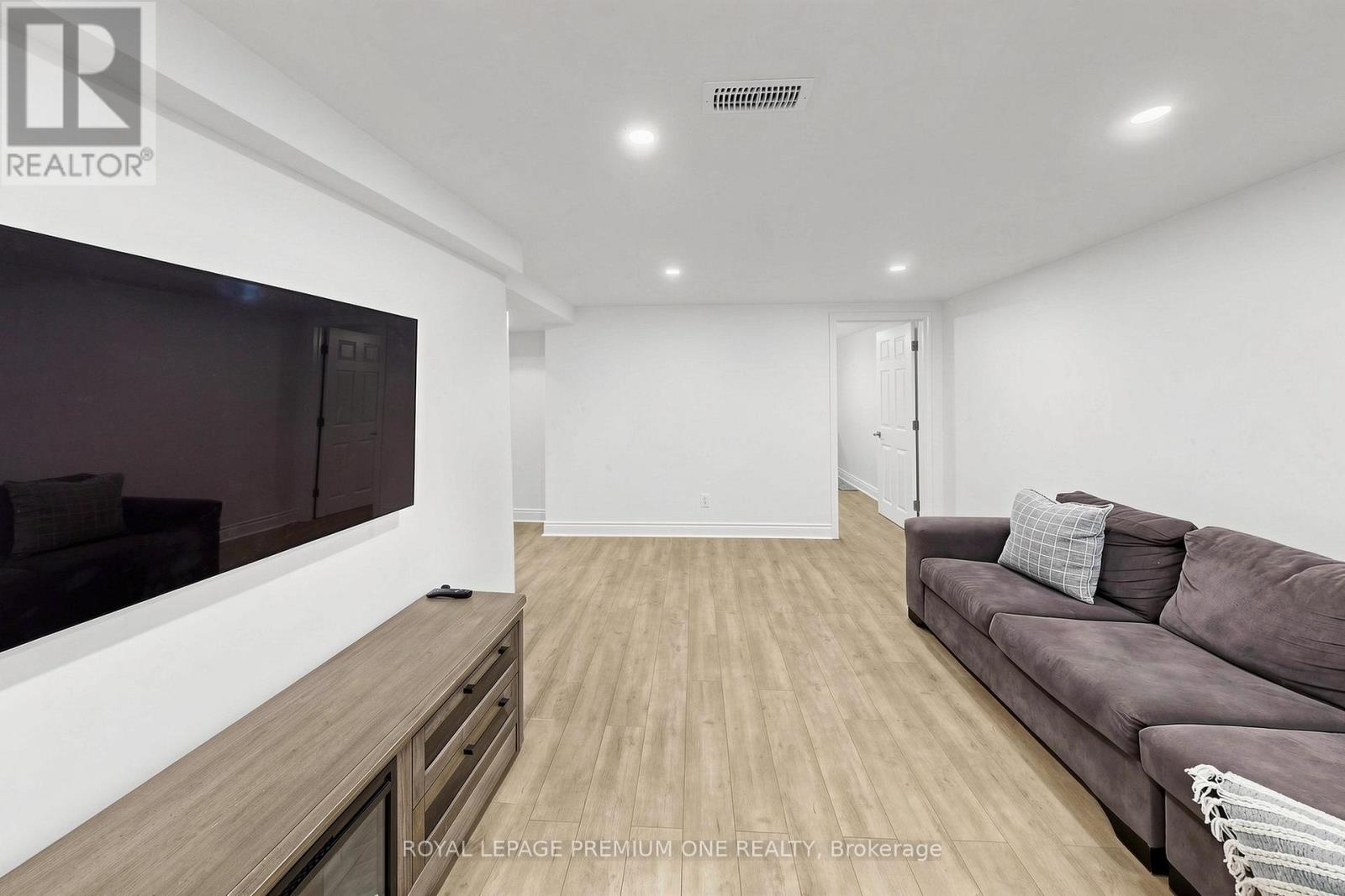 72 THORNTON AVENUE - 30