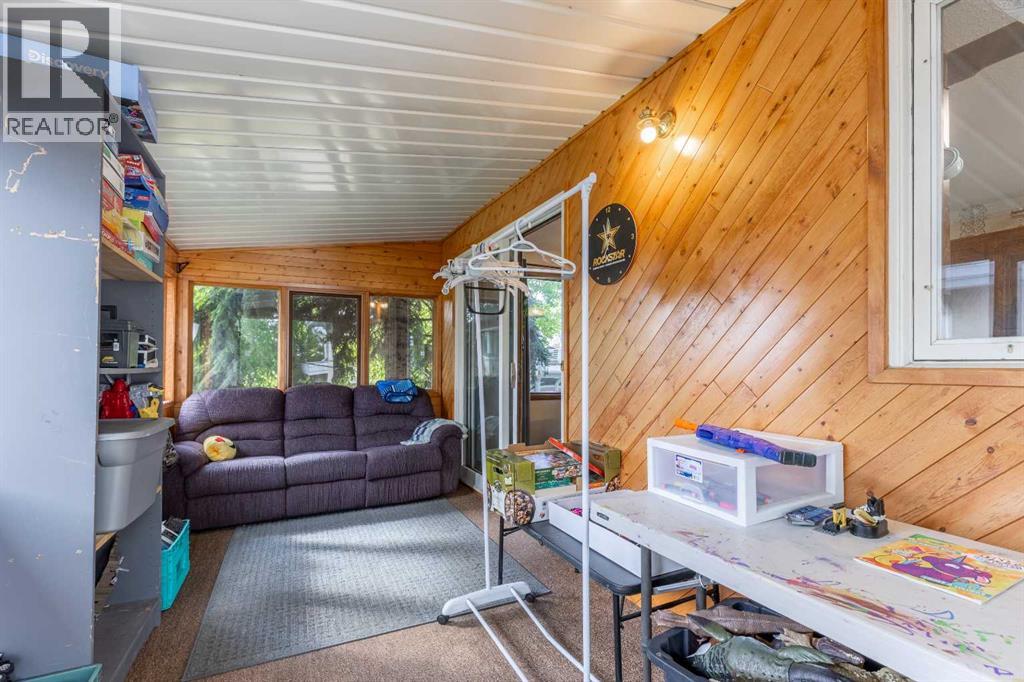 5 Larkspur Road N - 14