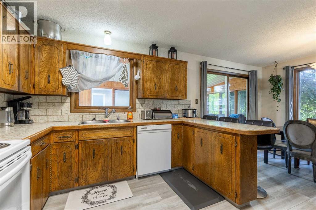 5 Larkspur Road N - 12