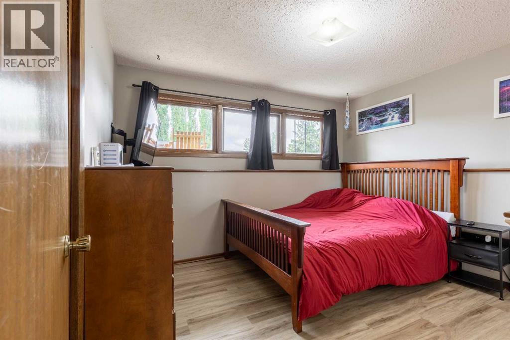 5 Larkspur Road N - 25