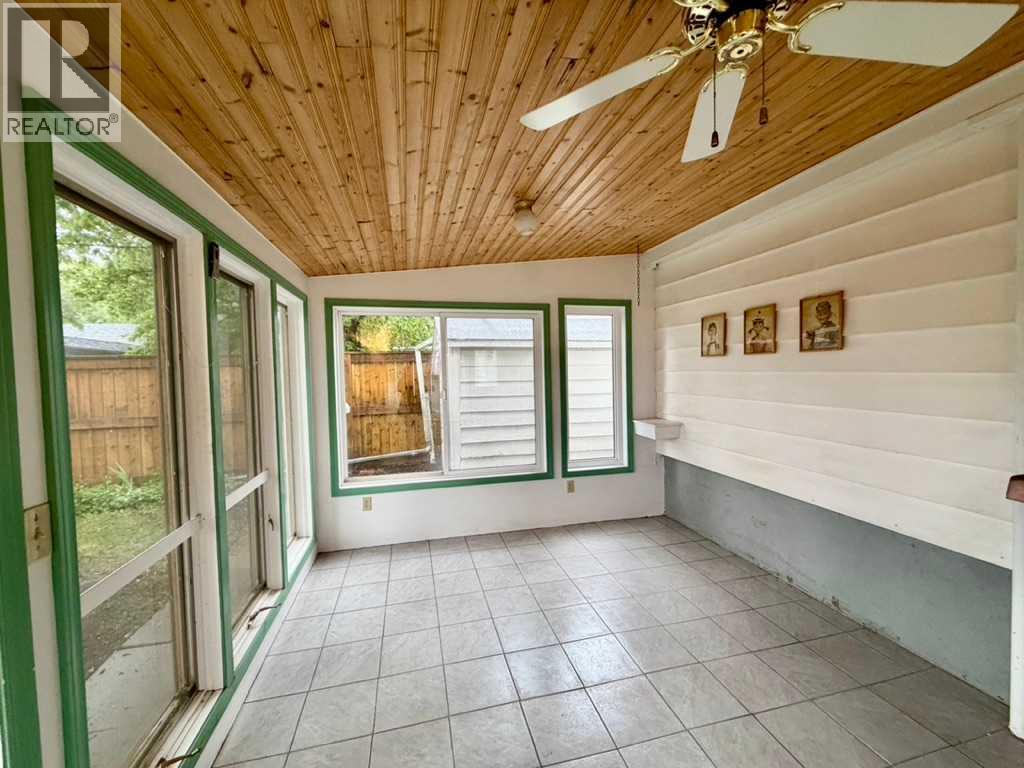 1133 20 Street S - 15