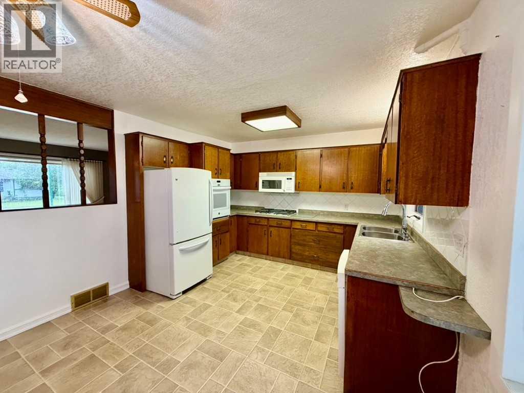 1133 20 Street S - 9