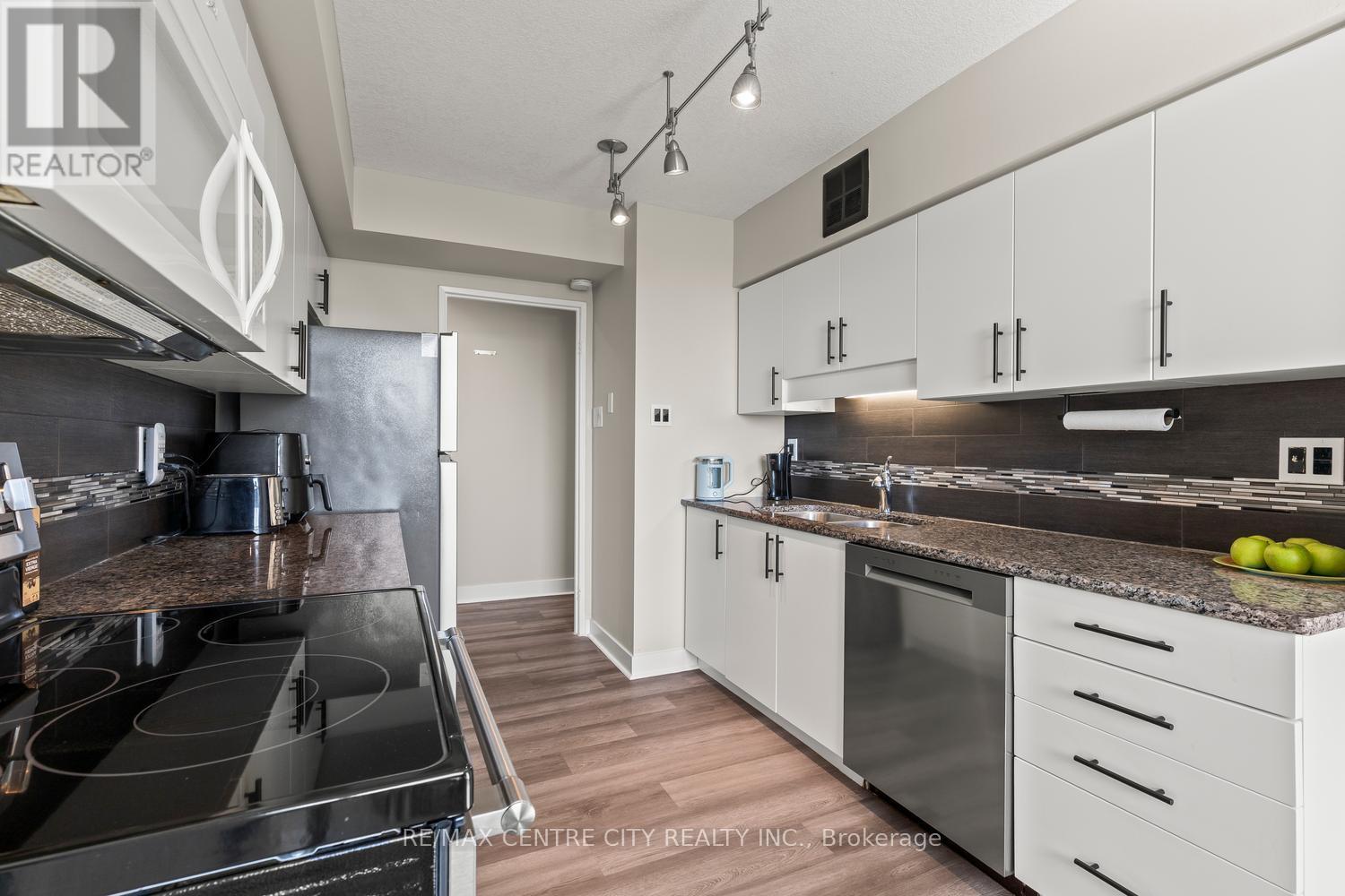 #901 389 DUNDAS STREET - 13
