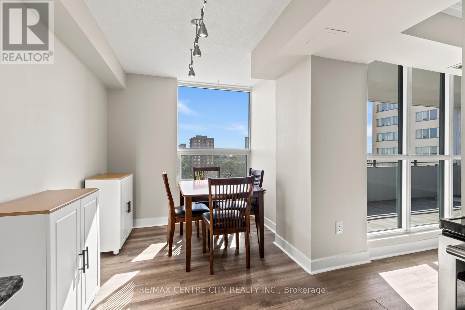 #901 389 DUNDAS STREET - 16