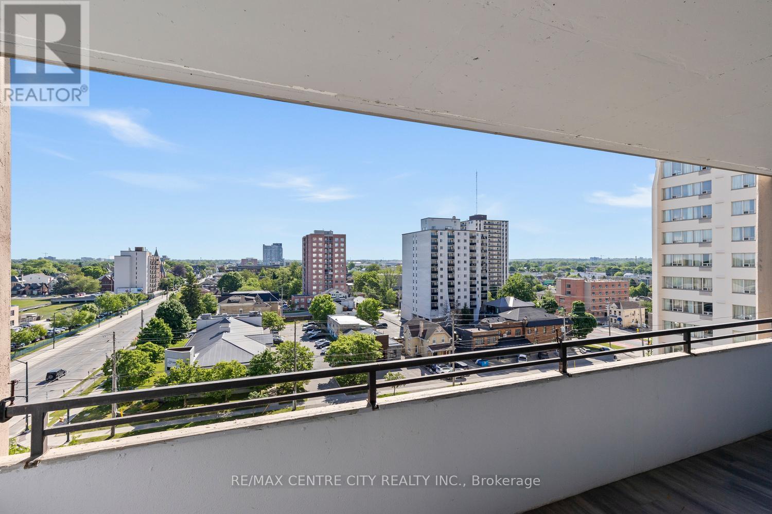 #901 389 DUNDAS STREET - 40