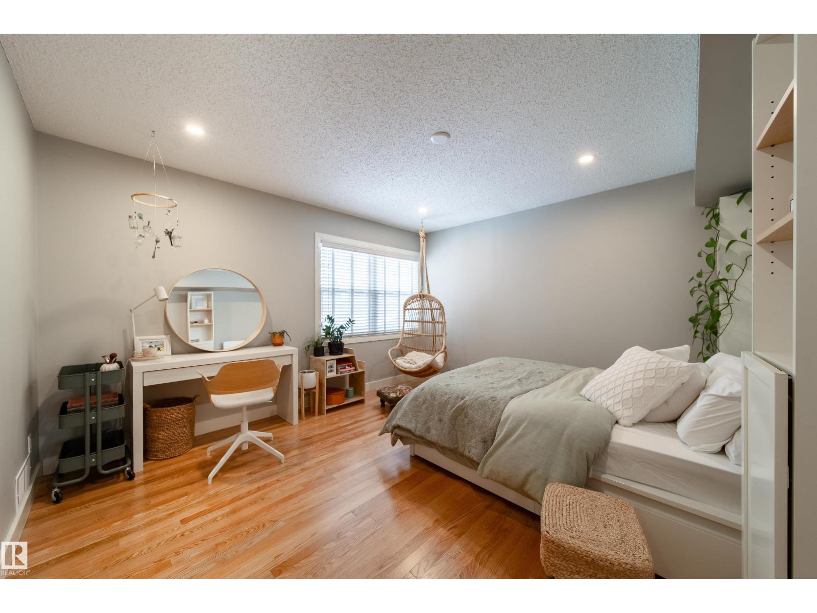 8332 120 ST NW - 31