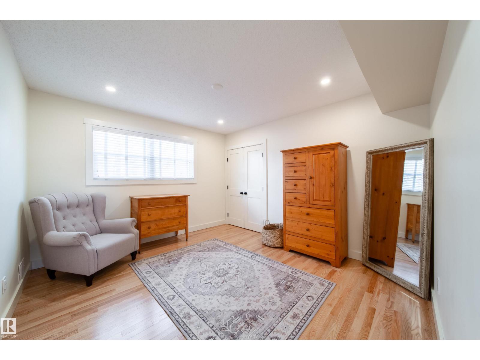 8332 120 ST NW - 37