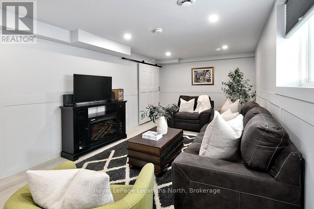 17 ELGIN STREET S - 18