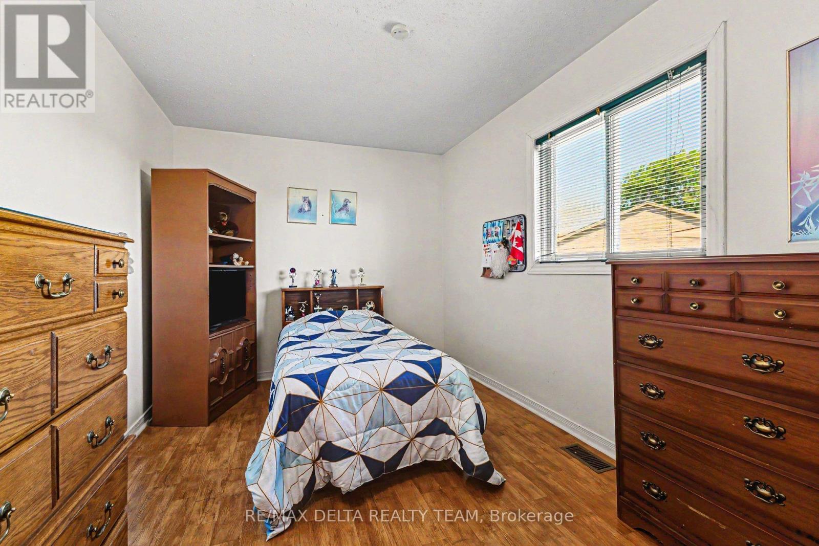 27 BRAMBLEGROVE CRESCENT - 13