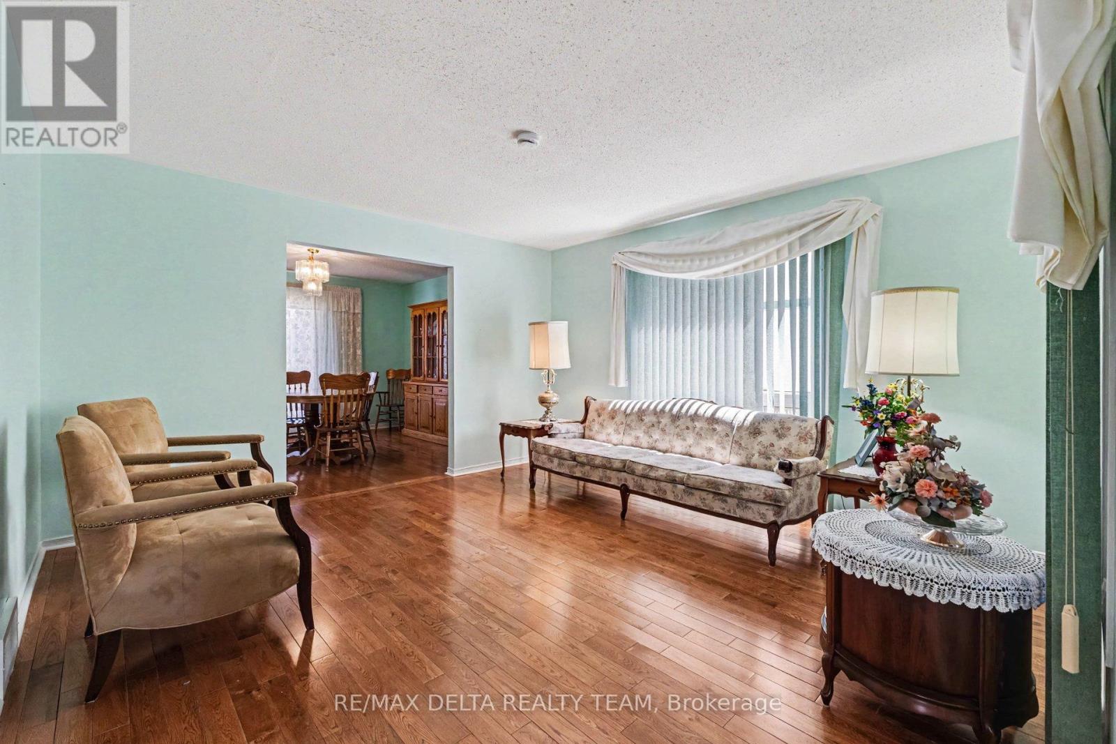 27 BRAMBLEGROVE CRESCENT - 2