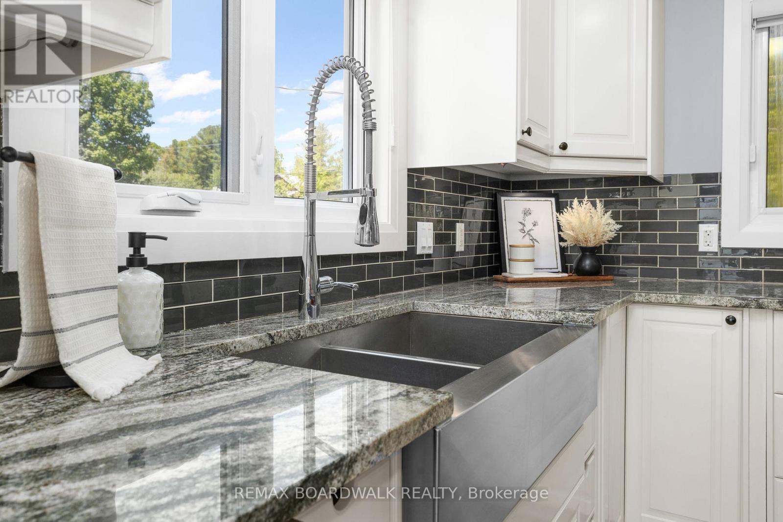159 DUNLOP CRESCENT - 11