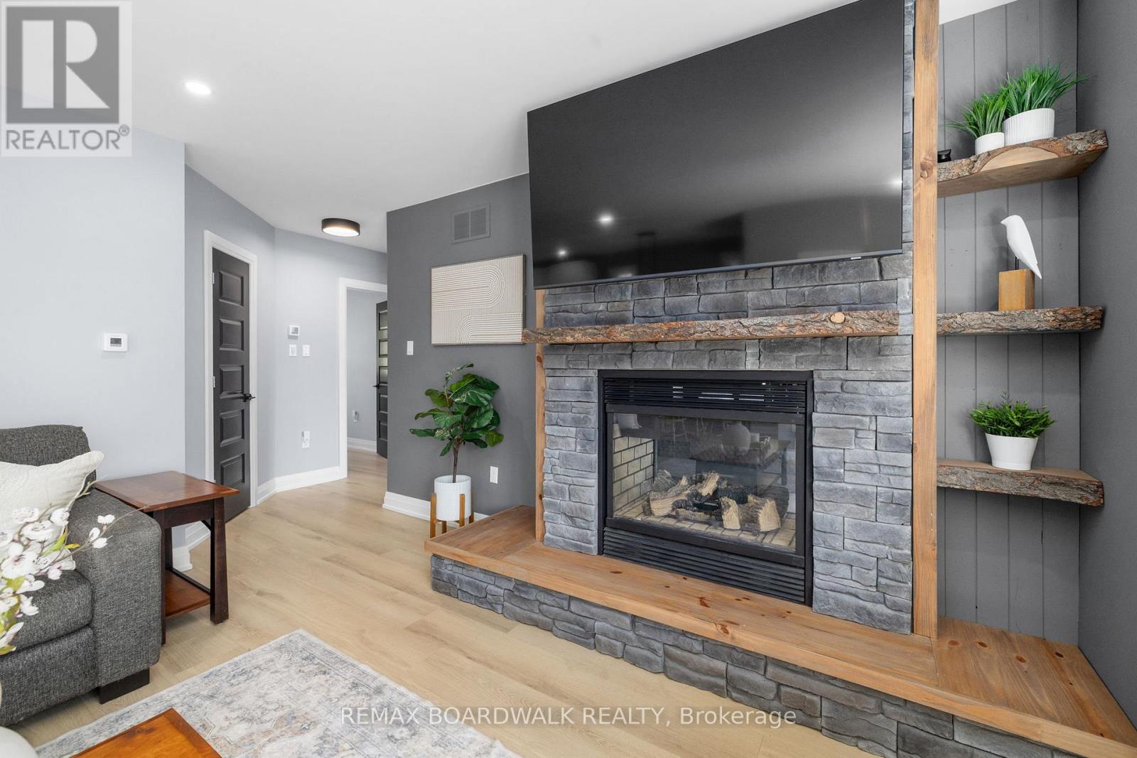 159 DUNLOP CRESCENT - 19