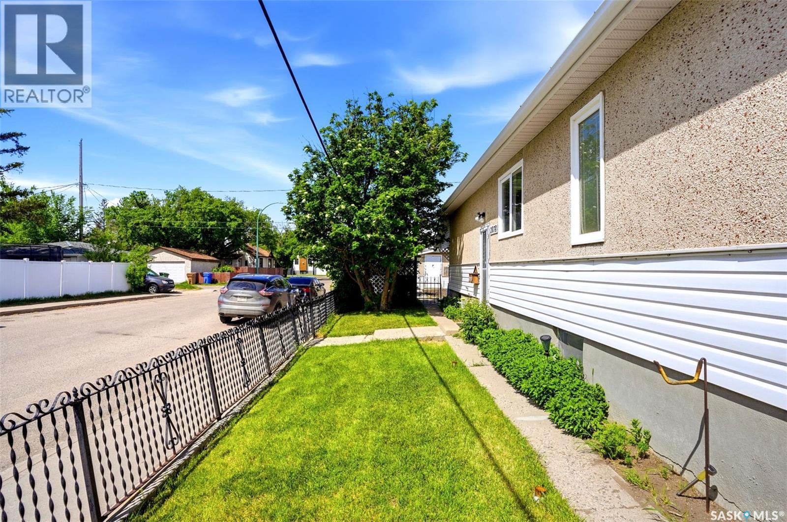 2078 McAra STREET - 34