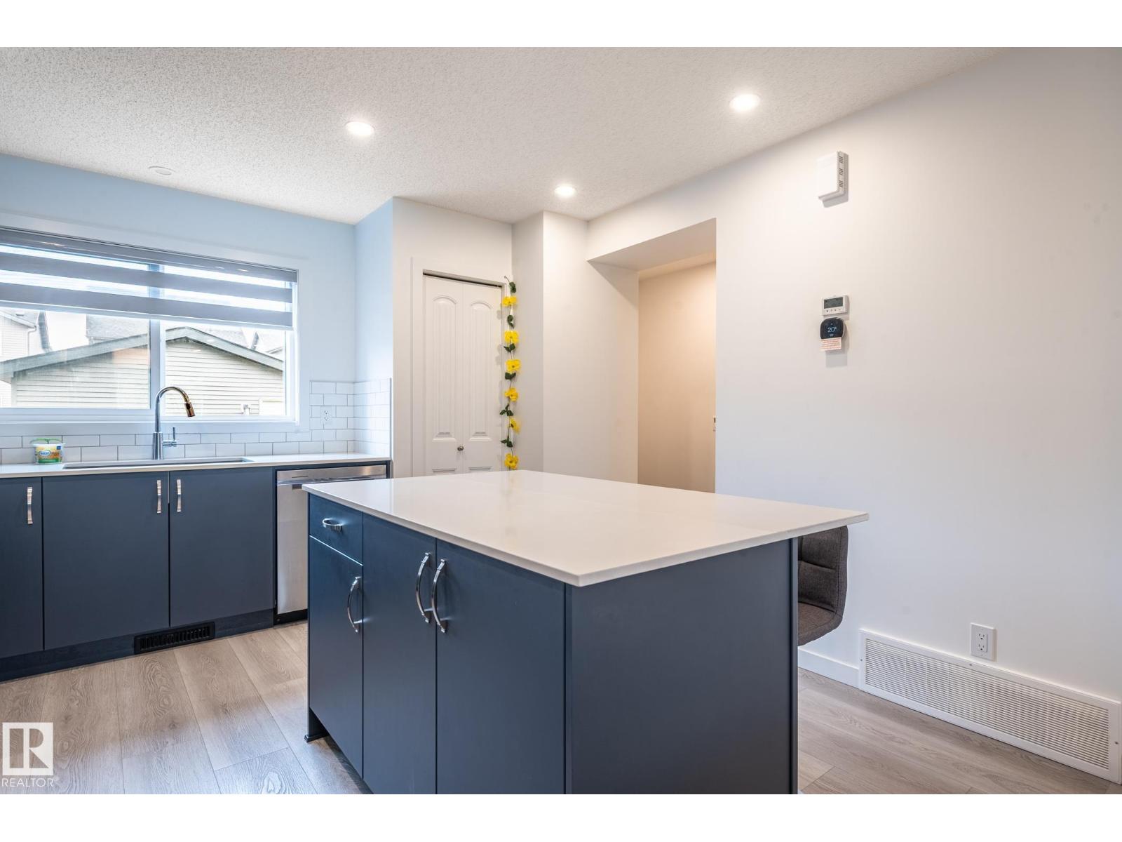 12112 35 AV SW - 17