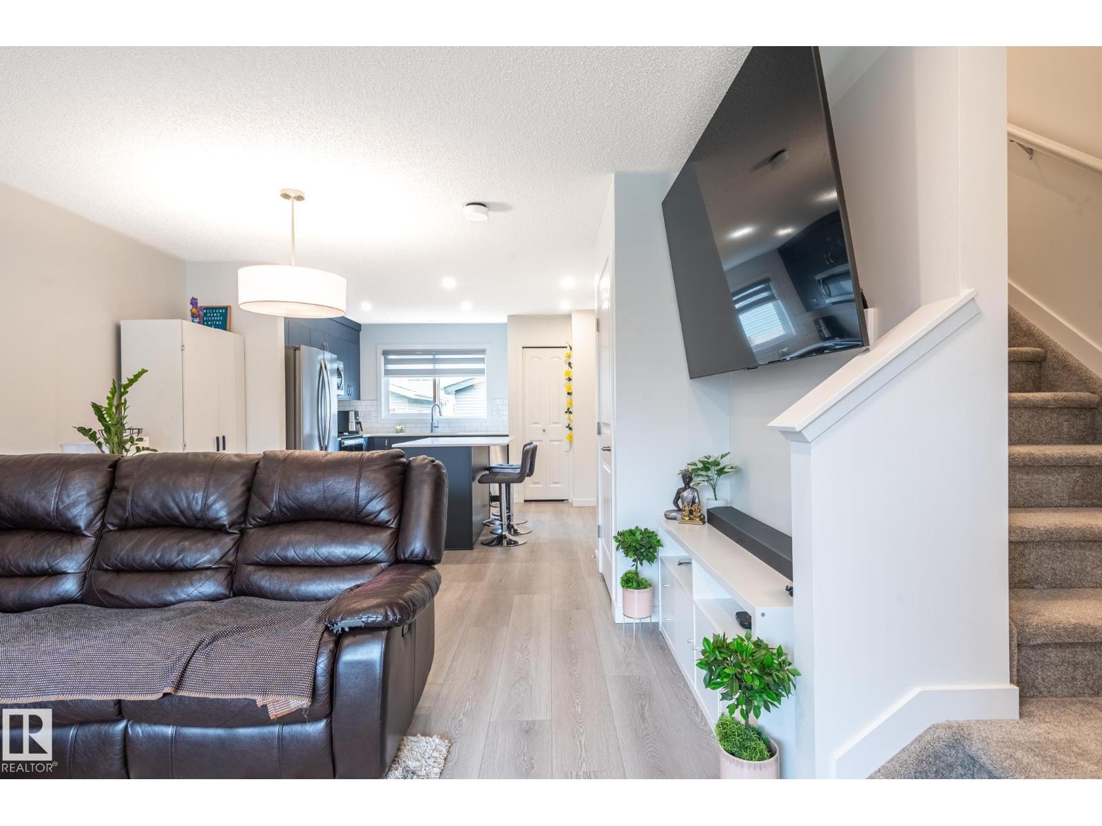 12112 35 AV SW - 15