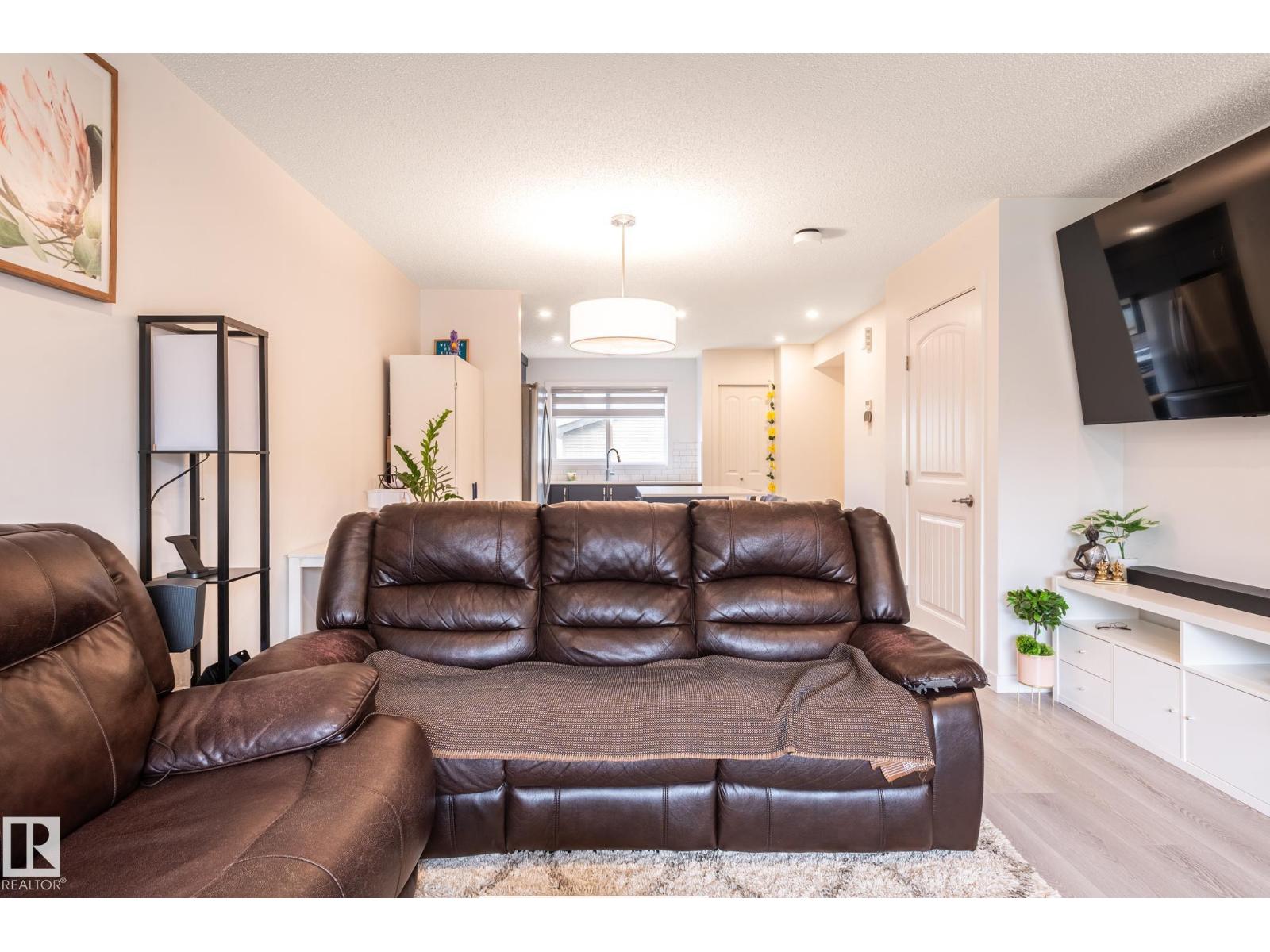 12112 35 AV SW - 11
