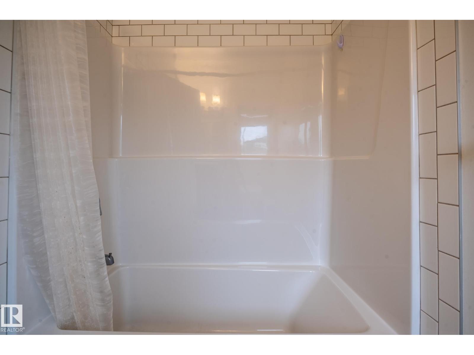 12112 35 AV SW - 44