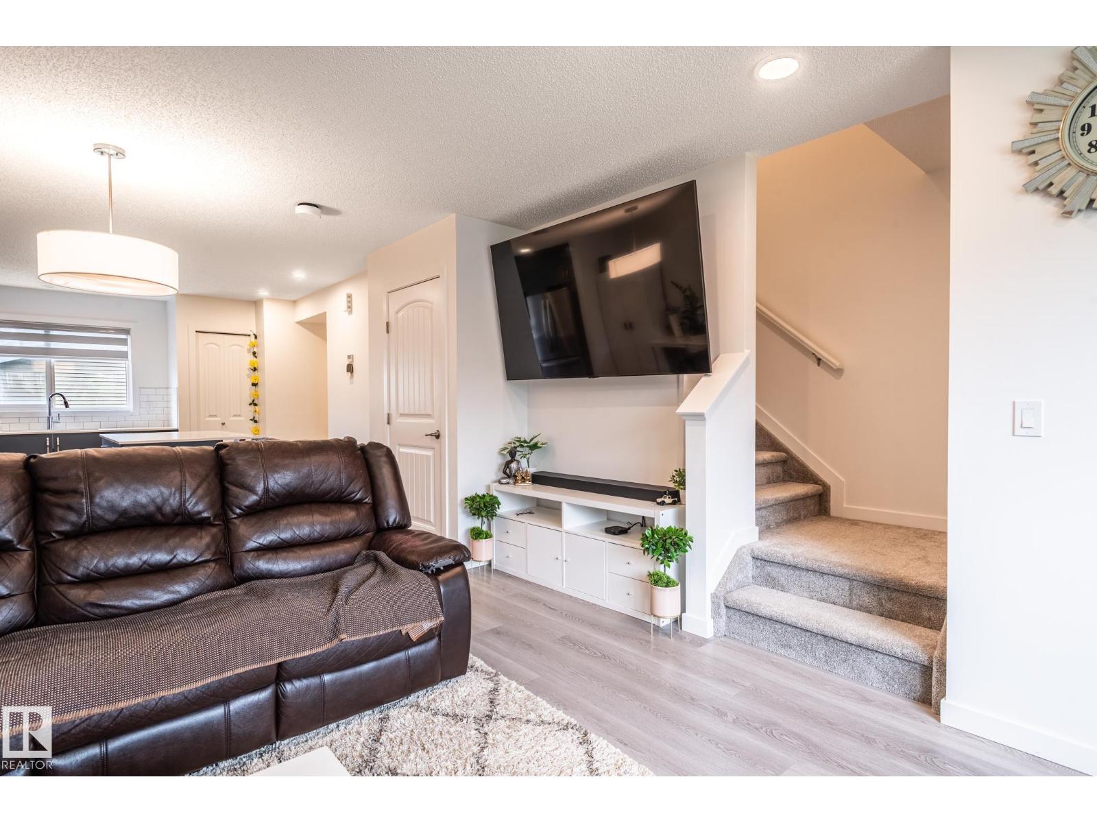 12112 35 AV SW - 12