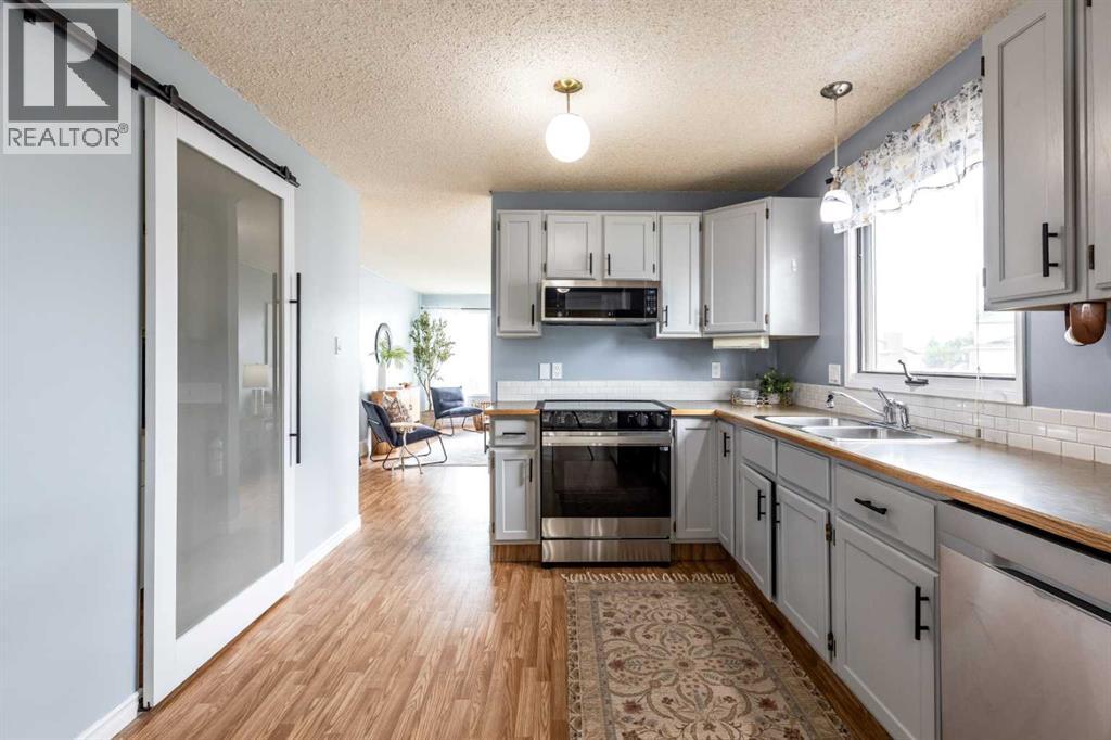 910 7 Street SE — photo 11