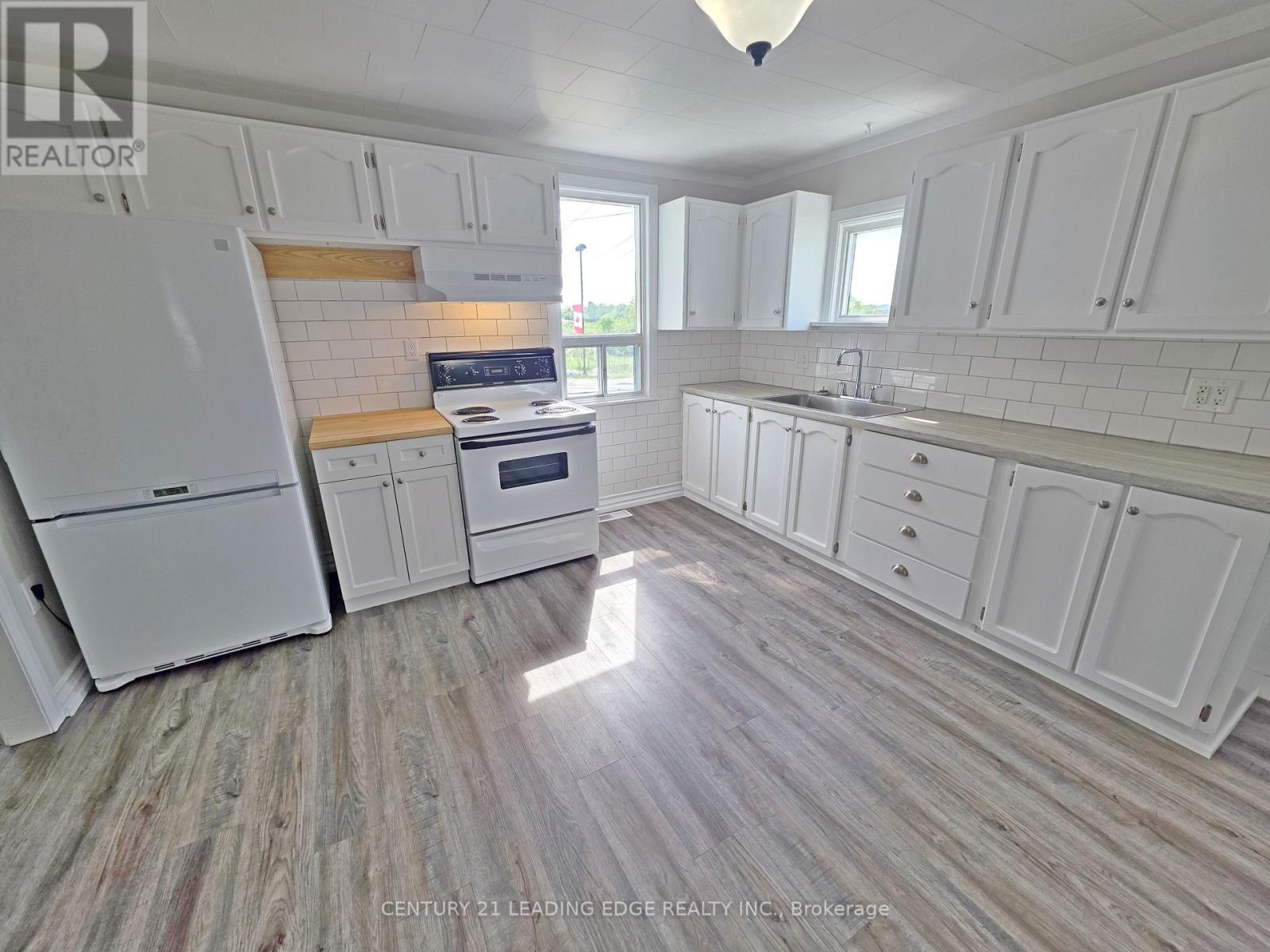 500 THE QUEENSWAY SOUTH - 17