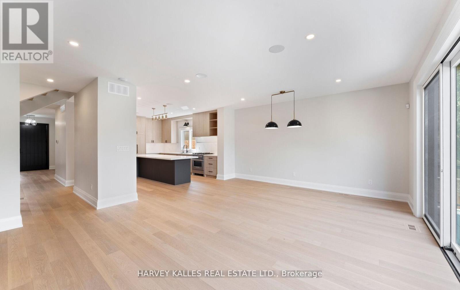 94 PRINCE EDWARD DRIVE S - 21