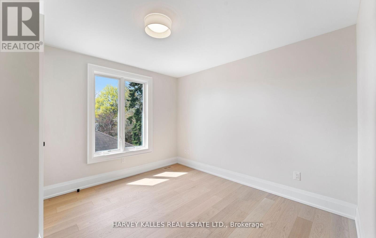 94 PRINCE EDWARD DRIVE S - 34