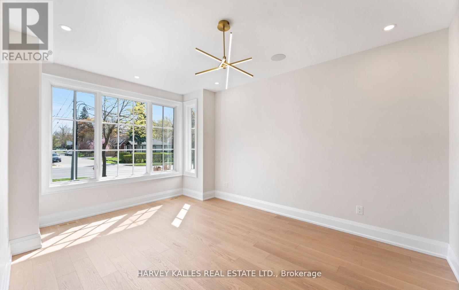 94 PRINCE EDWARD DRIVE S - 9