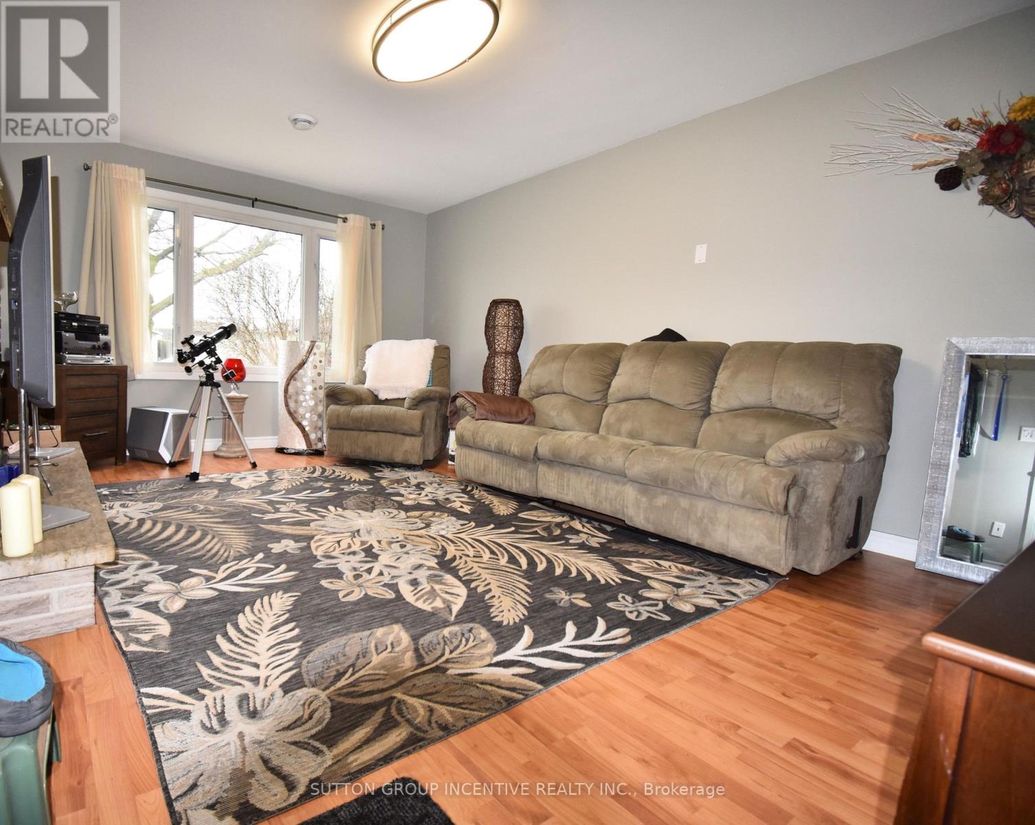 5 LANARK CRESCENT - 6