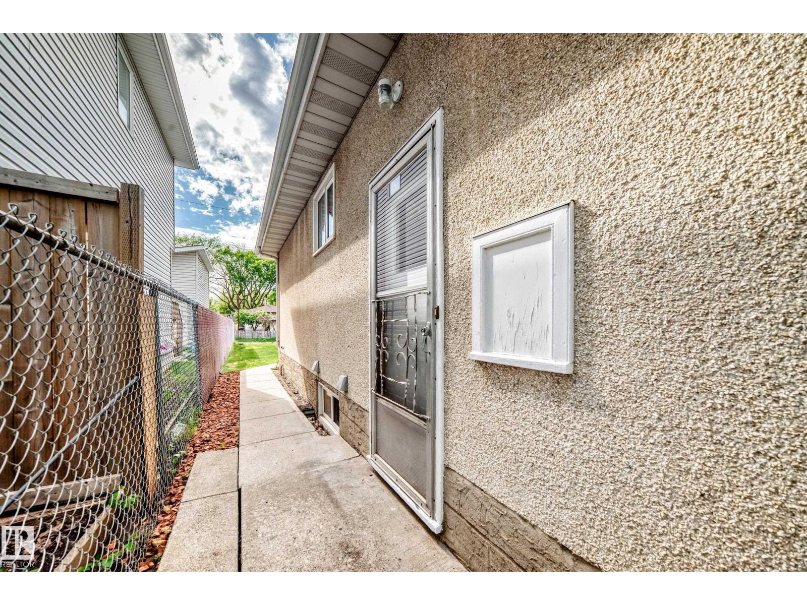 12022 62 ST NW - 42