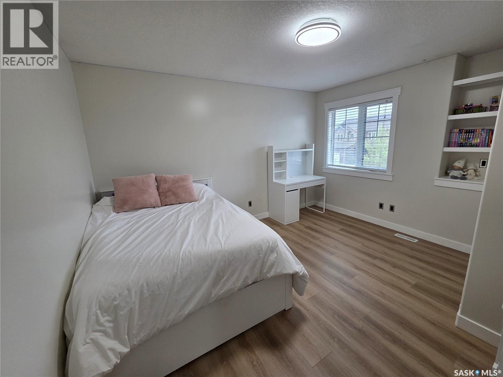 4606 Shumiatcher CRESCENT - 10