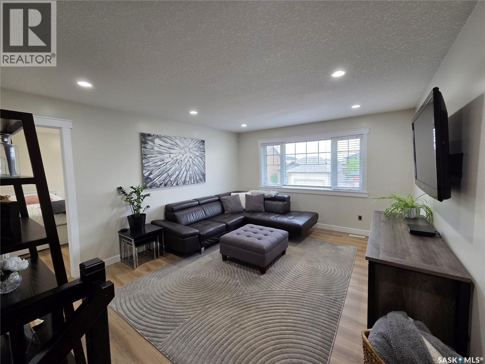 4606 Shumiatcher CRESCENT - 14