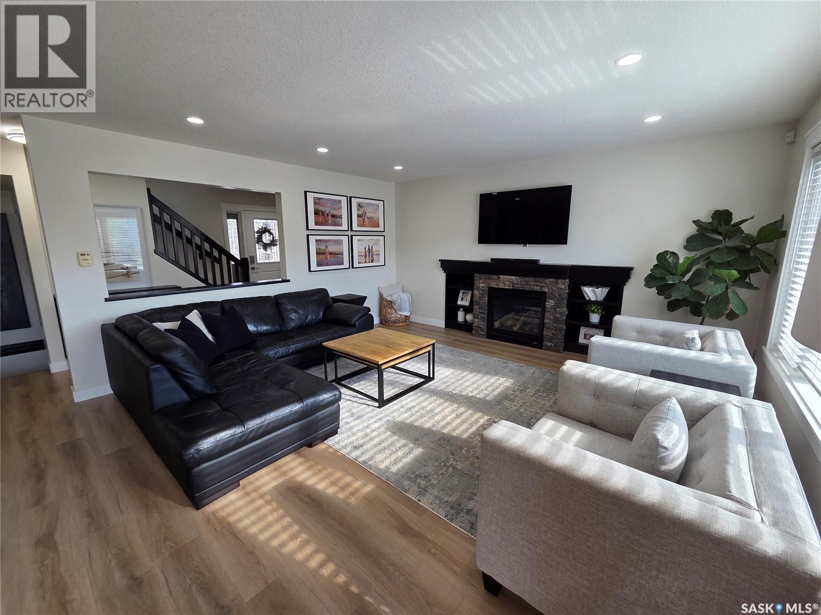 4606 Shumiatcher CRESCENT - 5