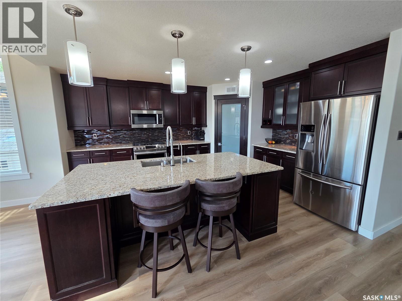 4606 Shumiatcher CRESCENT - 6