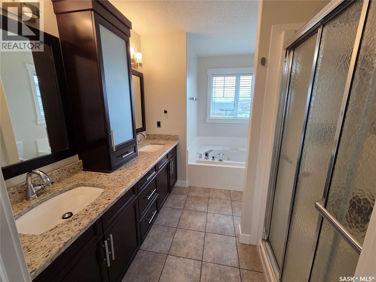 4606 Shumiatcher CRESCENT - 9